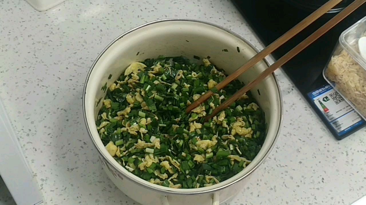 拌韭菜鸡蛋馅的2个窍门,一是炒鸡蛋碎,二是用虾皮代替盐