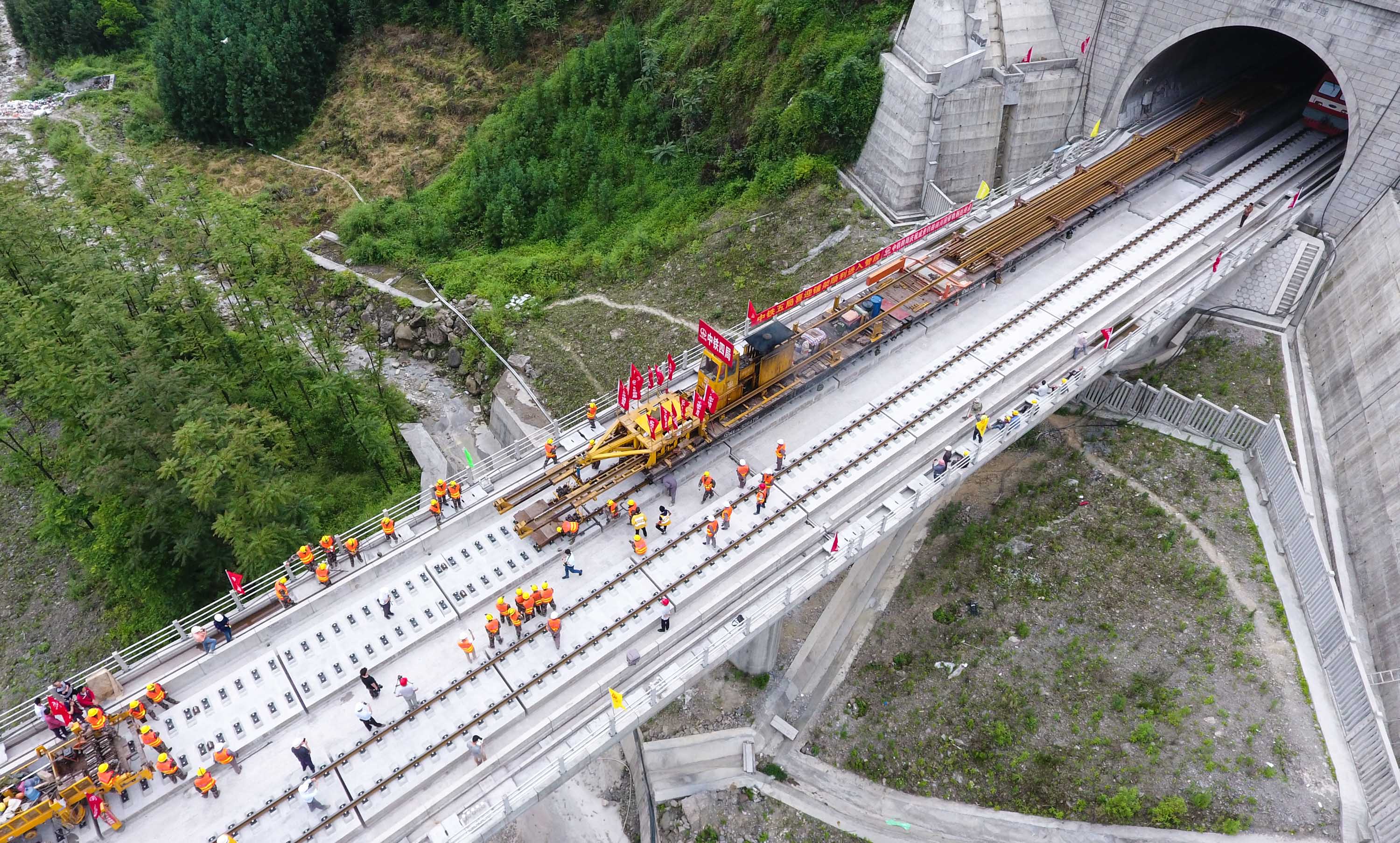 成貴鐵路四川段正線鋪軌完成(5)