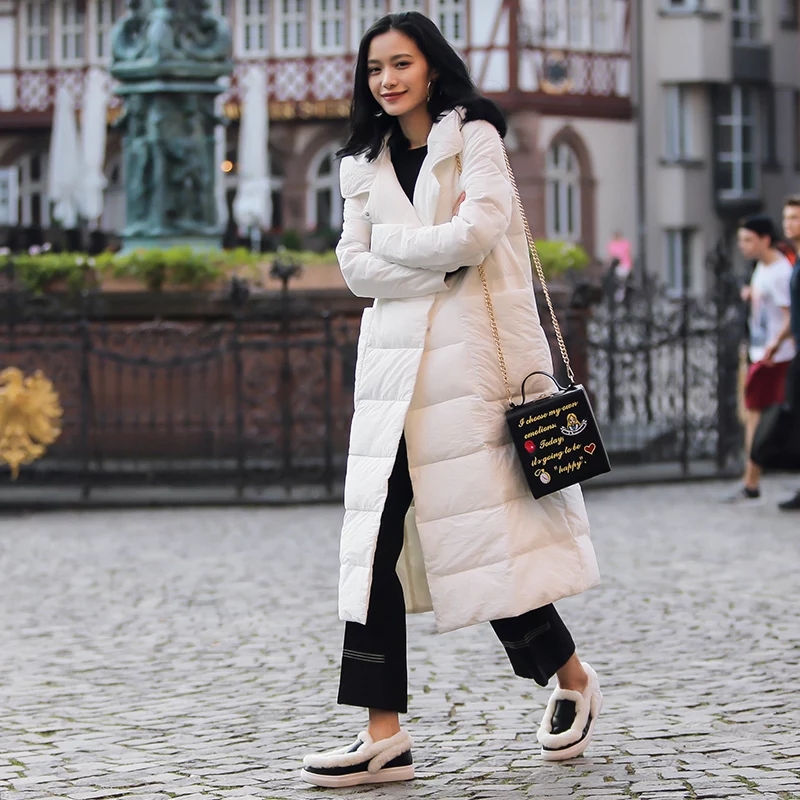 米色大毛领羽绒服