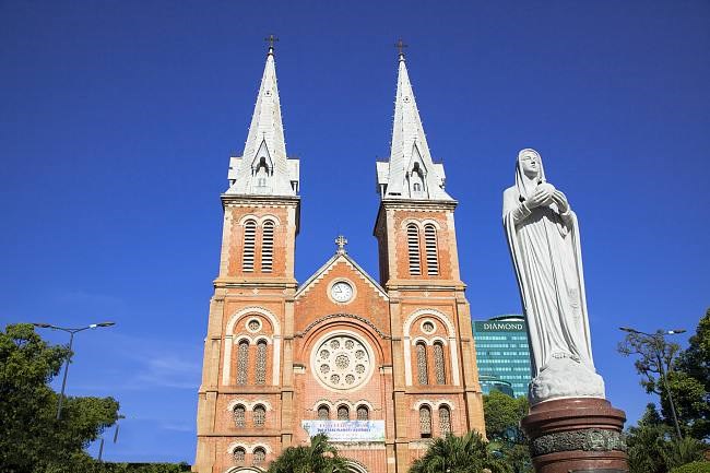 胡志明市保存了完整战争遗迹,统一宫,红教堂等欧式建筑,而且还有热闹