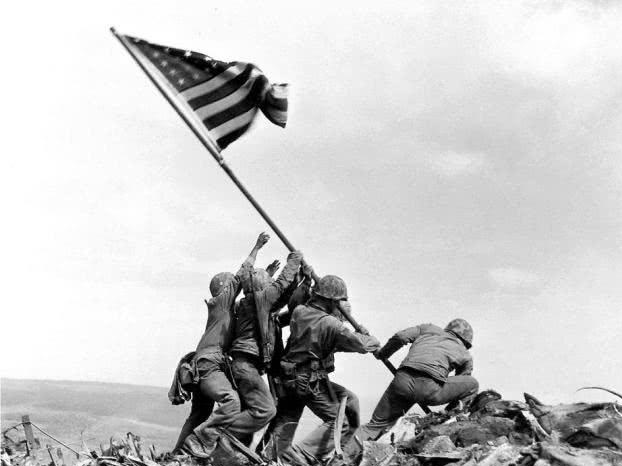 硫磺岛上插旗的6个美军:两人或死于友军炮火,一人被冻死在水沟