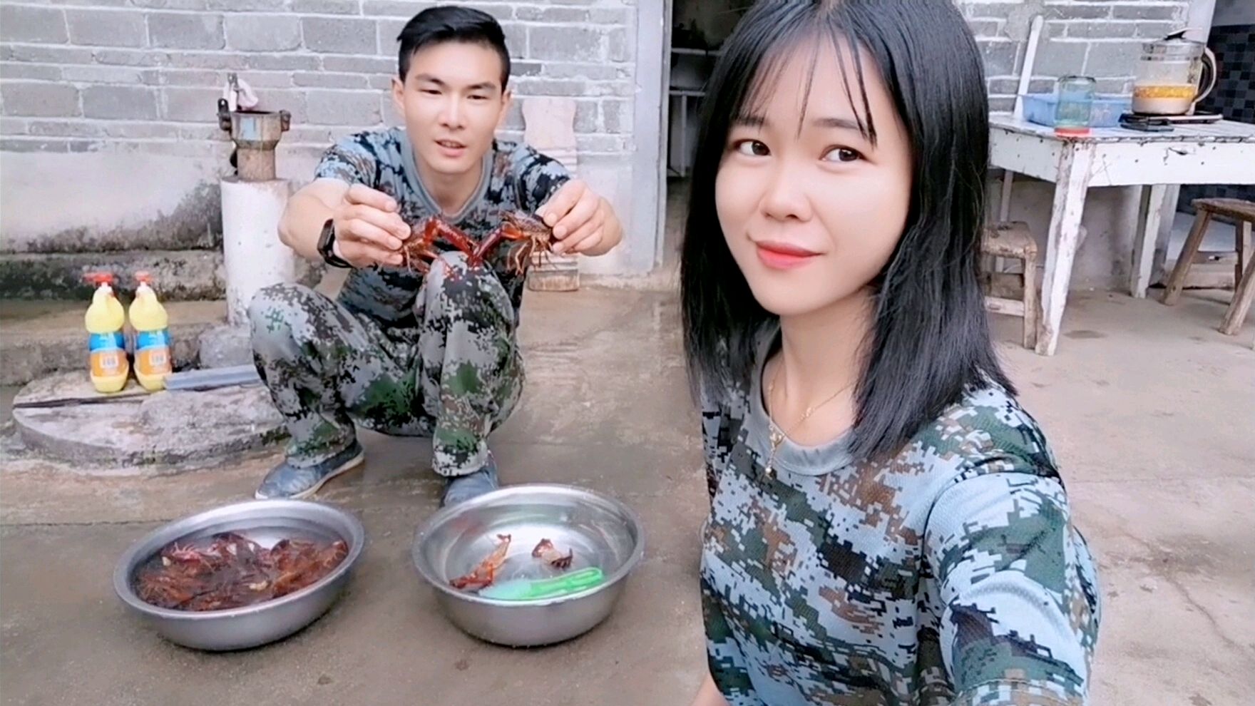 媳妇想吃小龙虾,小伙赶紧动手做,喝着啤酒吃着小龙虾,太幸福了