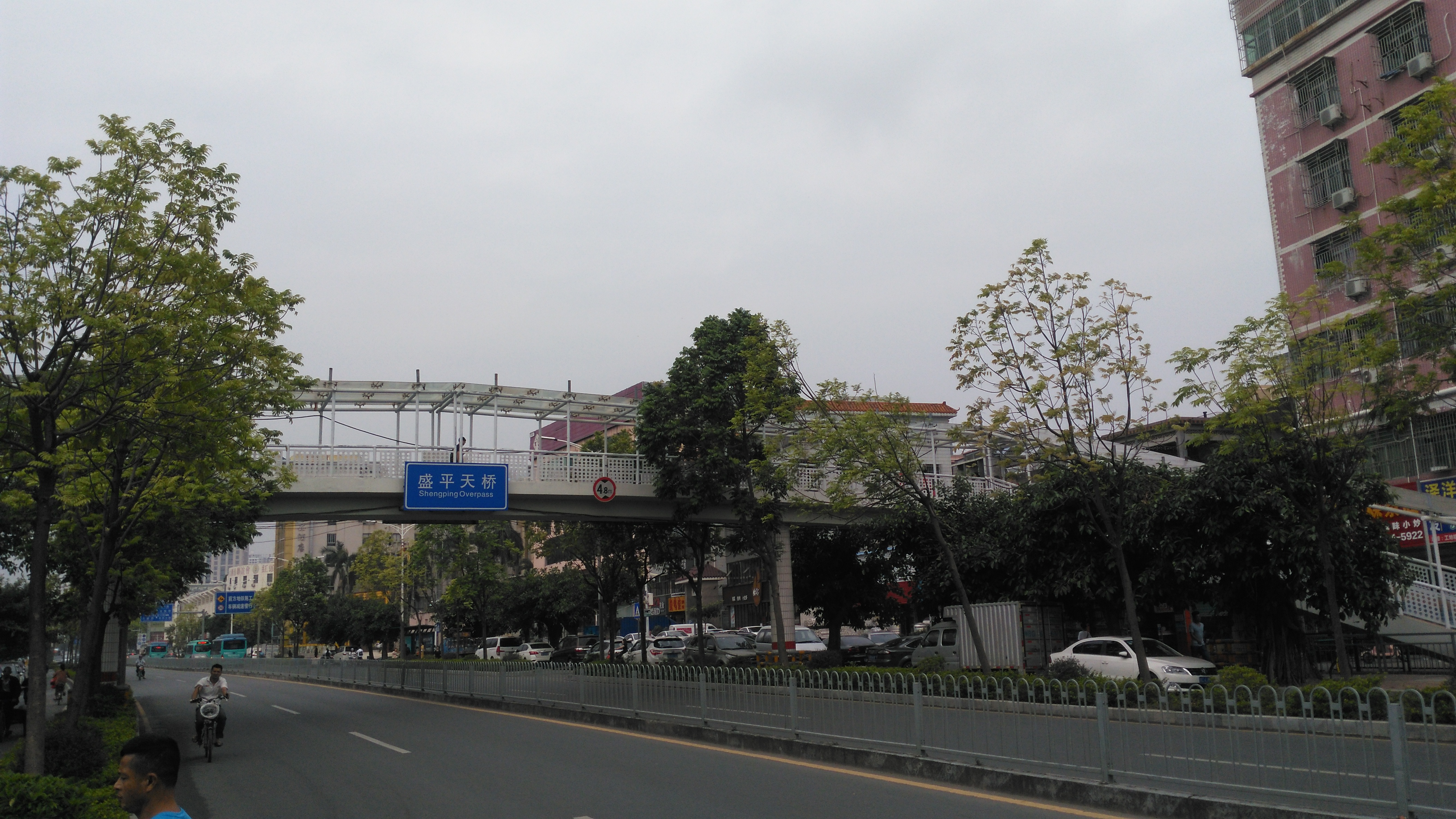 早上的深圳龙岗盛平社区街边实拍,人们都在忙些什么呢?