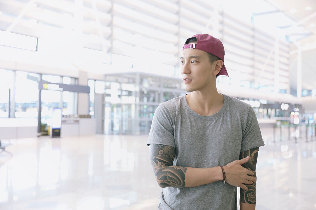 王阳明街拍:灰t恤搭配工装裤 反戴鸭舌帽花臂吸睛