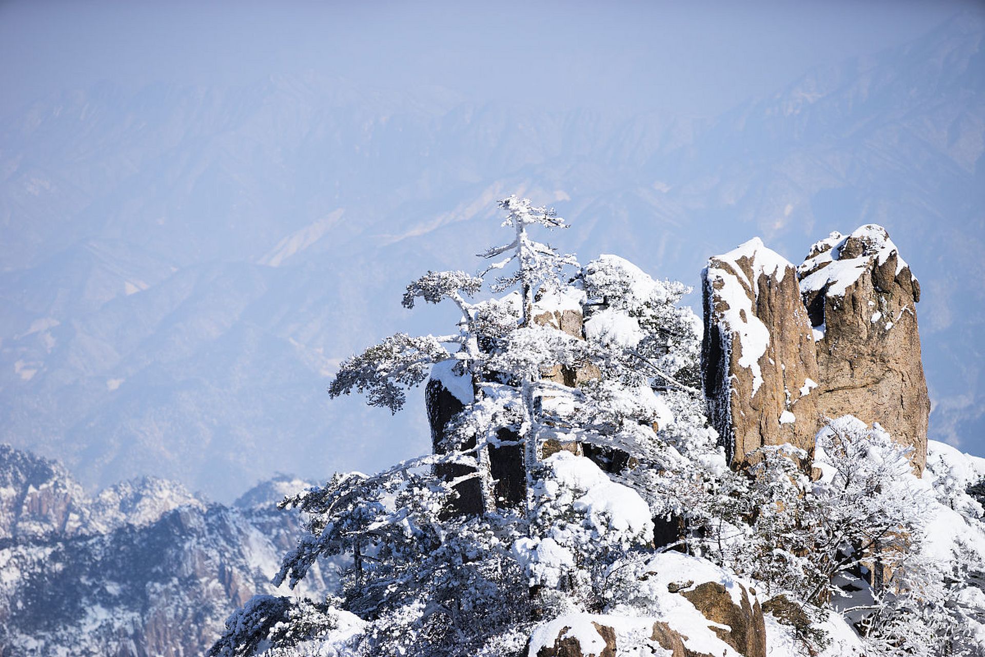 阴阳界西岭雪山图片