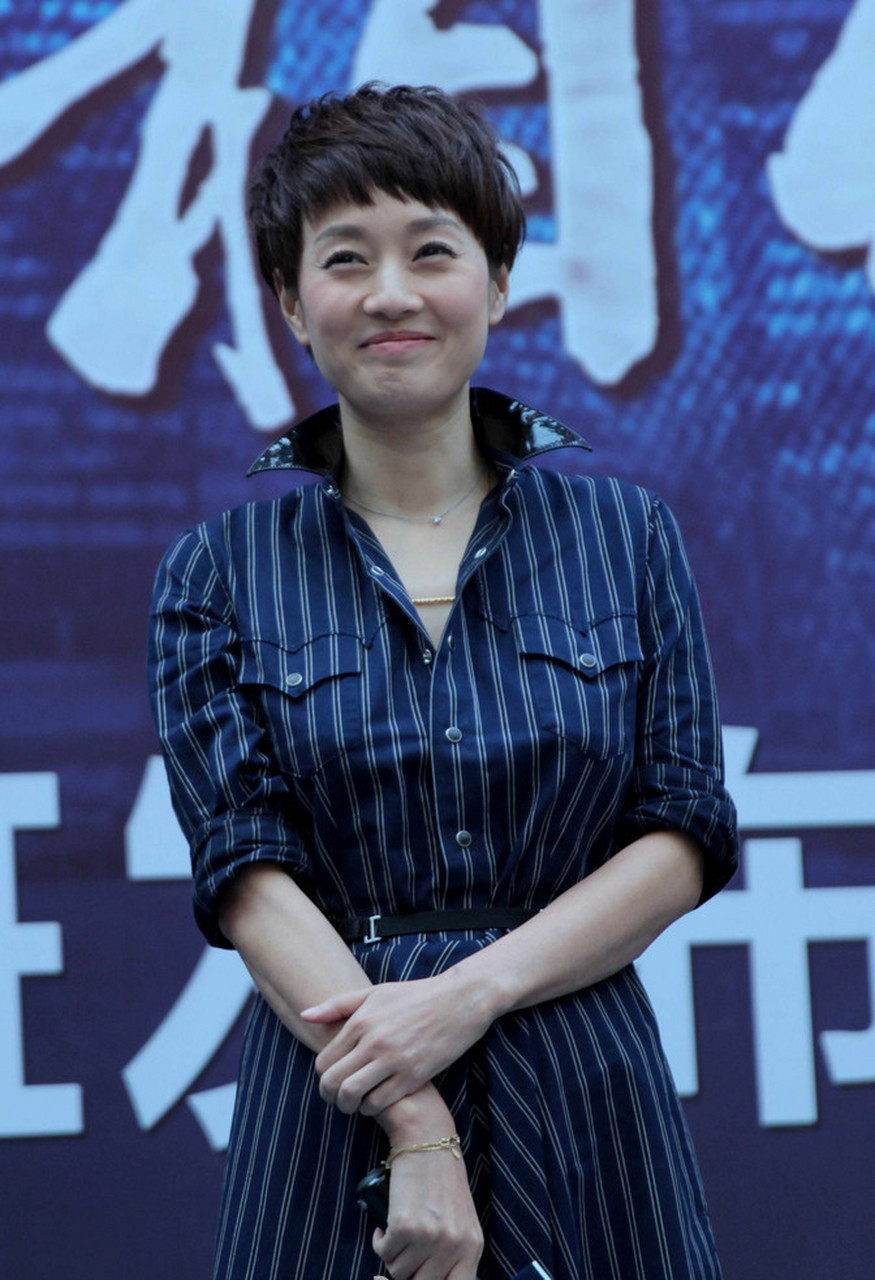 马伊琍放肆大笑也太可爱了吧,眼睛笑成了两条弯弯的月牙,露出小虎牙