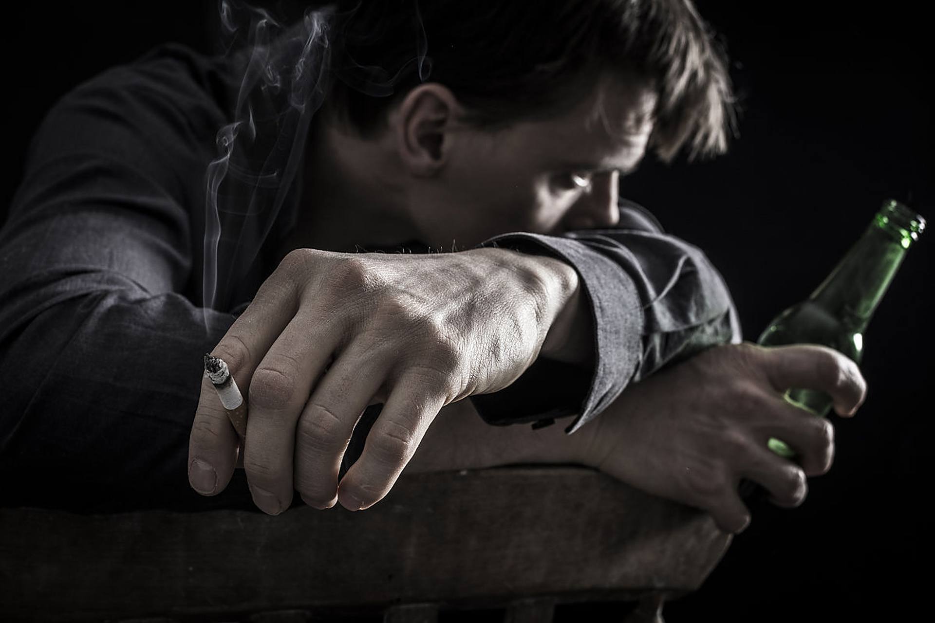 1,不抽烟不喝酒, 蹲在家里给老婆打下手.