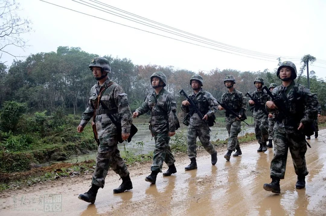 教导队在这个天气拉练,那酸酸