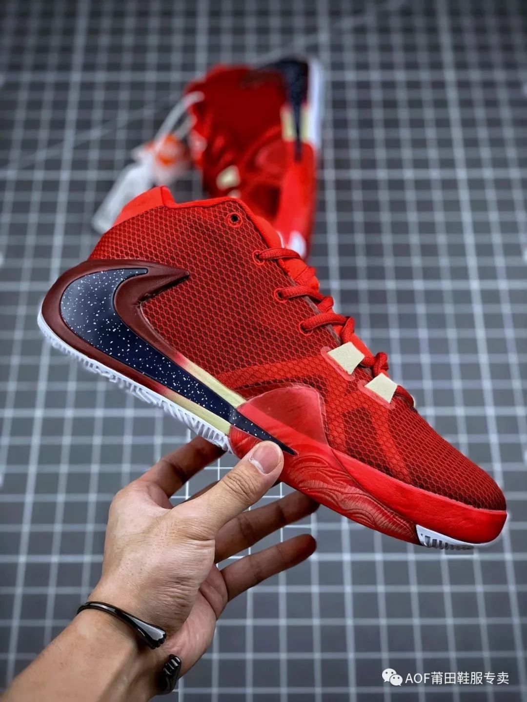 均衡无比!nike zoom freak 1 字母哥中国红倒钩开箱测评!