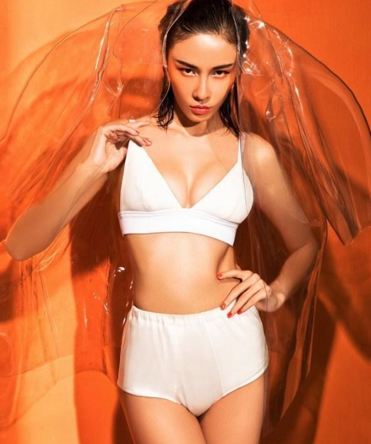 "魔鬼身材"张蓝心,穿泳装露美背性感满分,露酥胸性感撩人