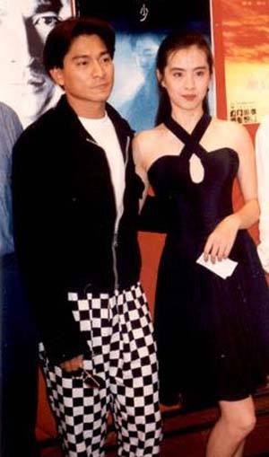 刘德华跟王祖贤的合照青涩,跟洪金宝的像兄弟,但在她面前不抬头