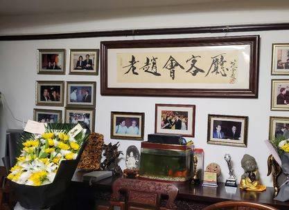 赵忠祥灵堂布置简单朴素,只敬香不烧钱纸,地点就设在老赵会客厅