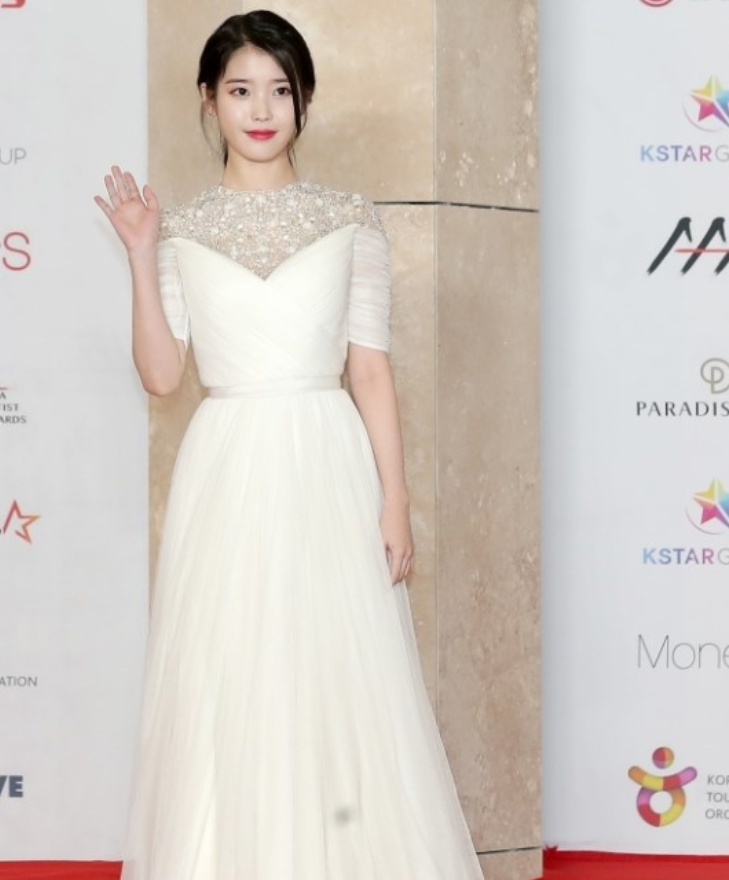 iu身穿白礼服现身"2018 aaa"荣获多个奖项,表达了对粉丝的感谢