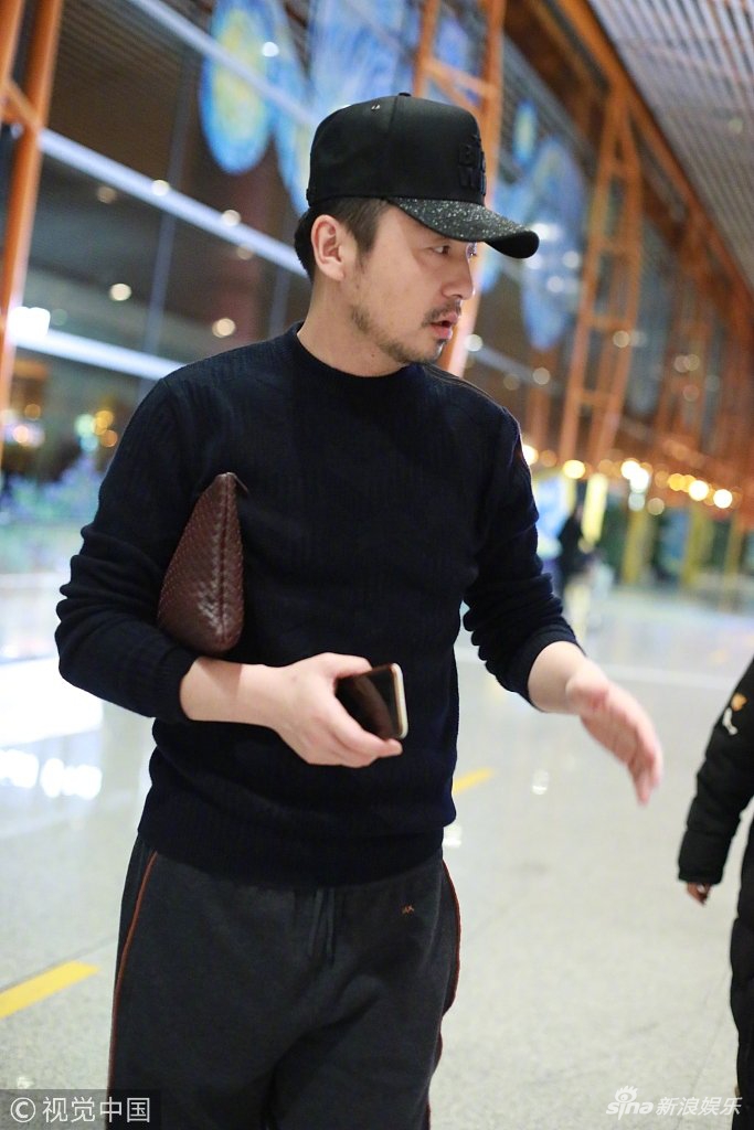 雷佳音也太风骚了 第一次看到男明星 用自己名字刻字的手拿包