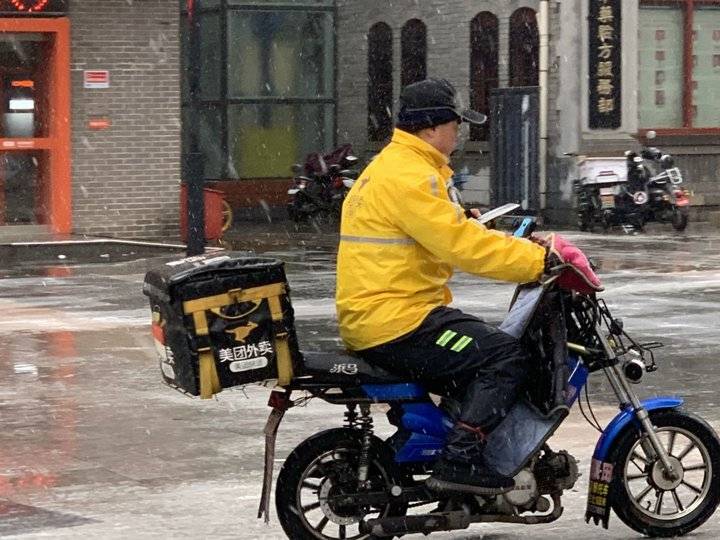 雨雪中奔波的外卖小哥们