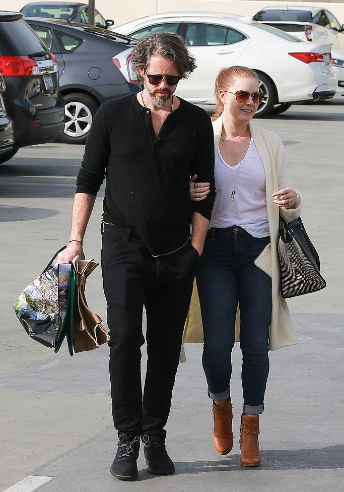 当地时间2018年1月8日,美国洛杉矶,艾米·亚当斯(amy adams)与丈夫