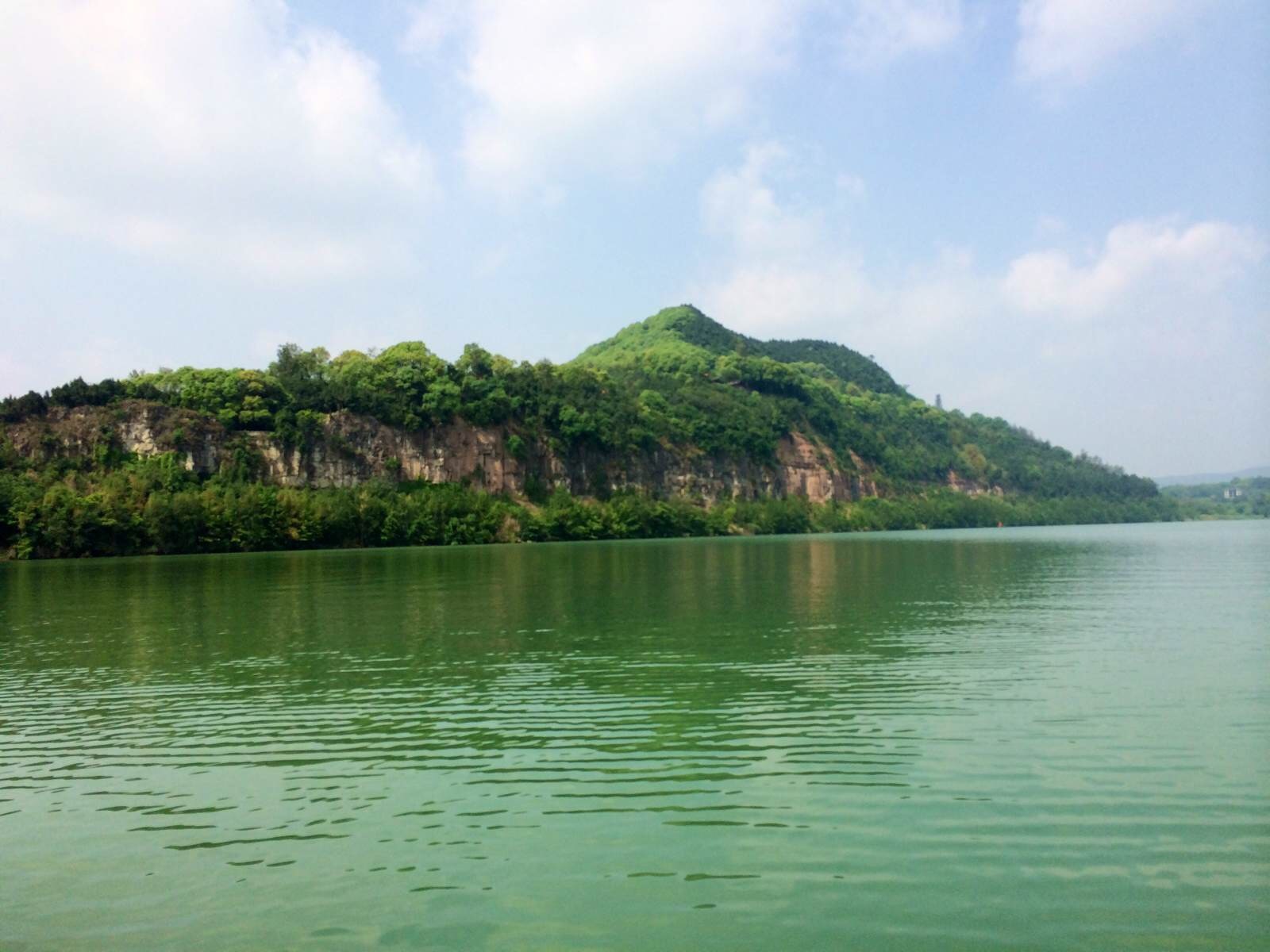 这条江流的名字很像人名,但是它拥有着人没有的胸怀!