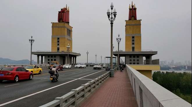 实拍南京长江大桥，我国最伟大的桥梁建筑之一，太雄伟了