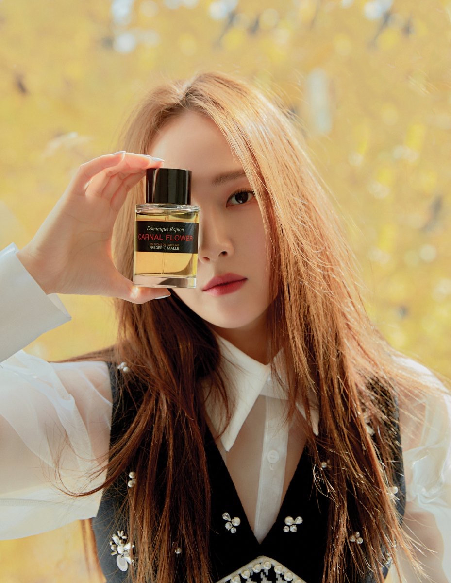 郑秀妍秋冬私服学谁的?毛衣围巾保暖又高级,满满的凹凸感看不腻