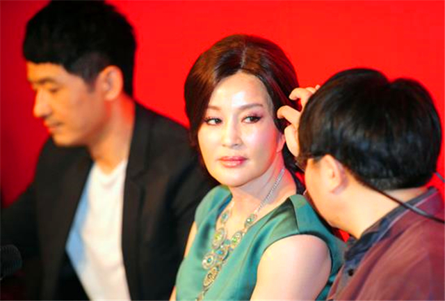 64岁刘晓庆和62岁邓婕合照,一个重保养一个自然老,差距一目了然