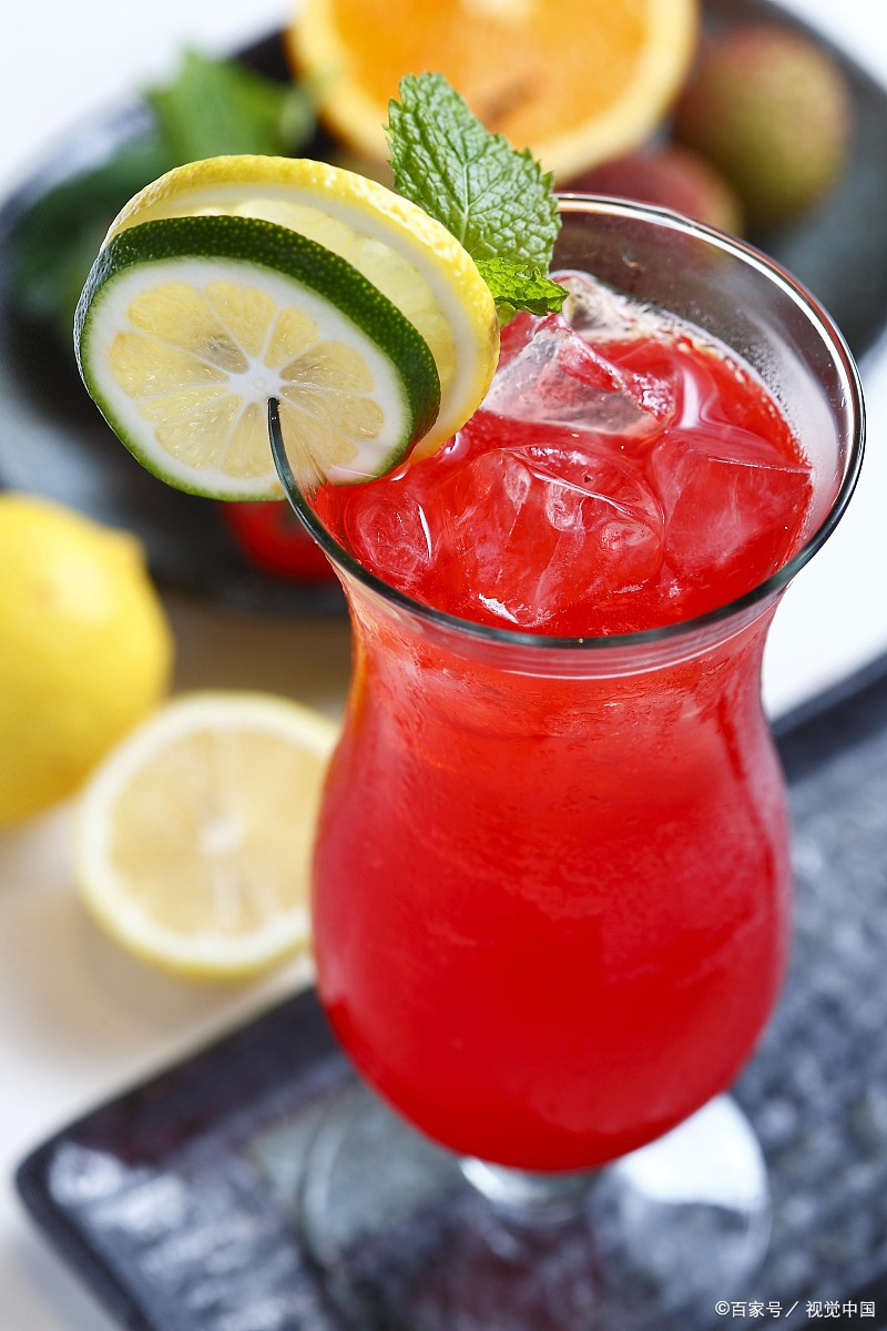 如何调制杨梅果鸡尾酒