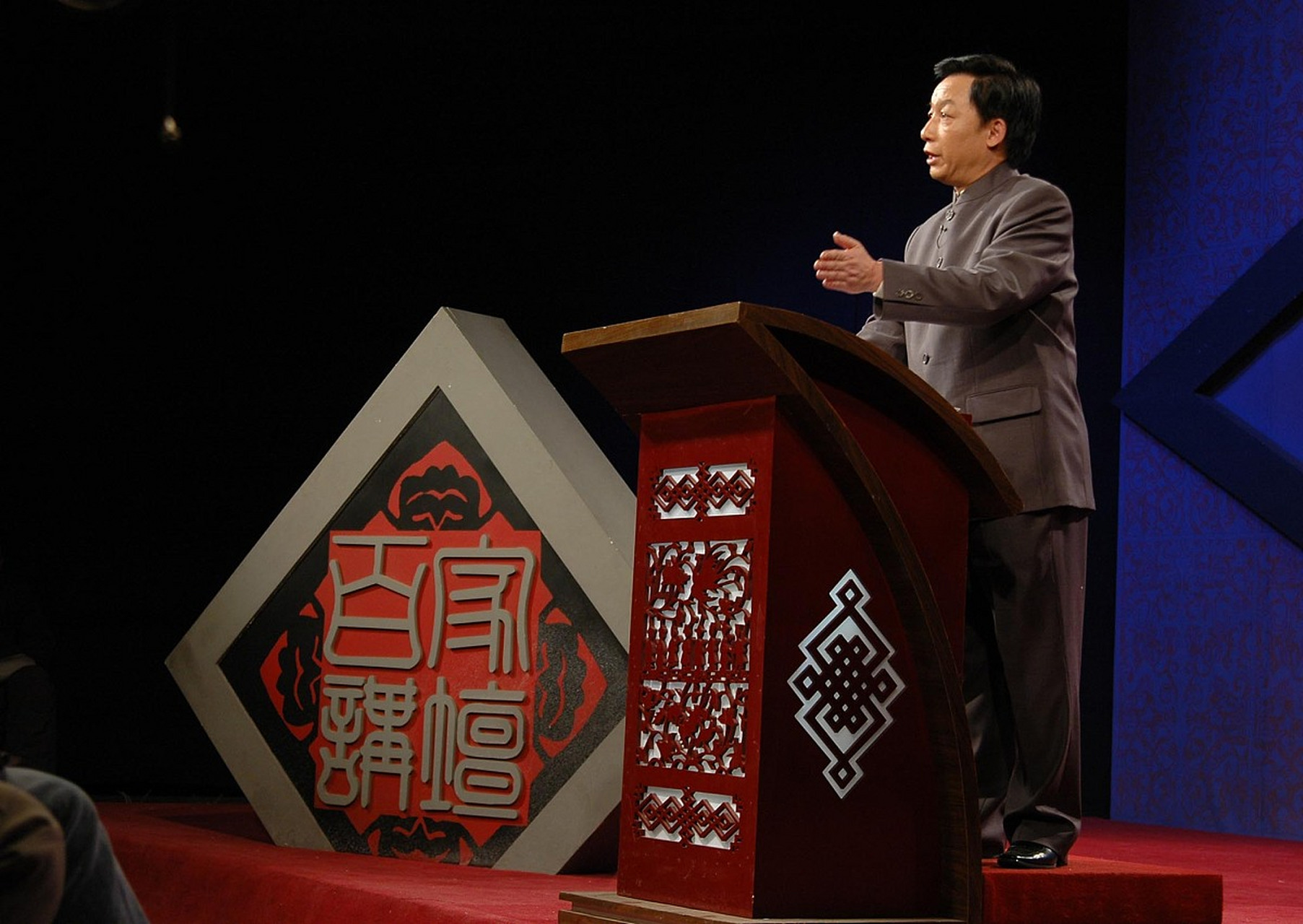 【不仅仅是讲座!《百家讲坛》让你爱上历史📚】  🎓身为大学生,我