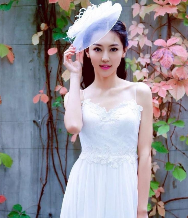 黄梦莹的五官虽不是很出众,但是却很耐看,一身洁白的吊带婚纱把黄梦莹