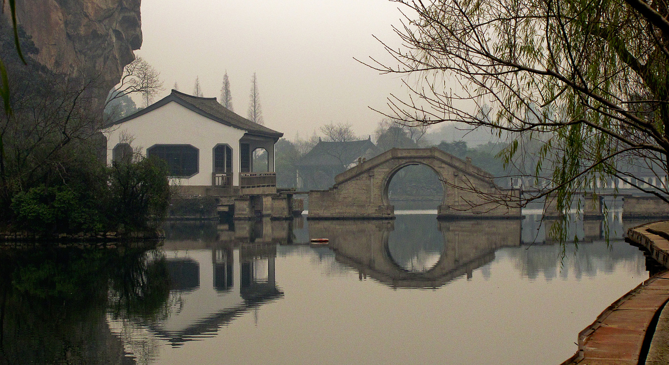 东湖:如小巧灵气的山水盆景  东湖位于绍兴古城东约6公里处,虽然面积