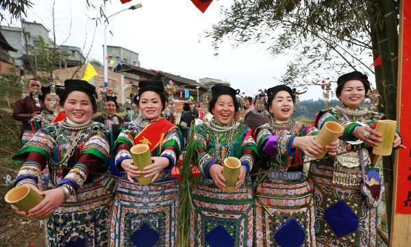 2月7日,在榕江县寨蒿镇高扒侗寨,侗族妇女在唱拦路歌,准备给客人敬