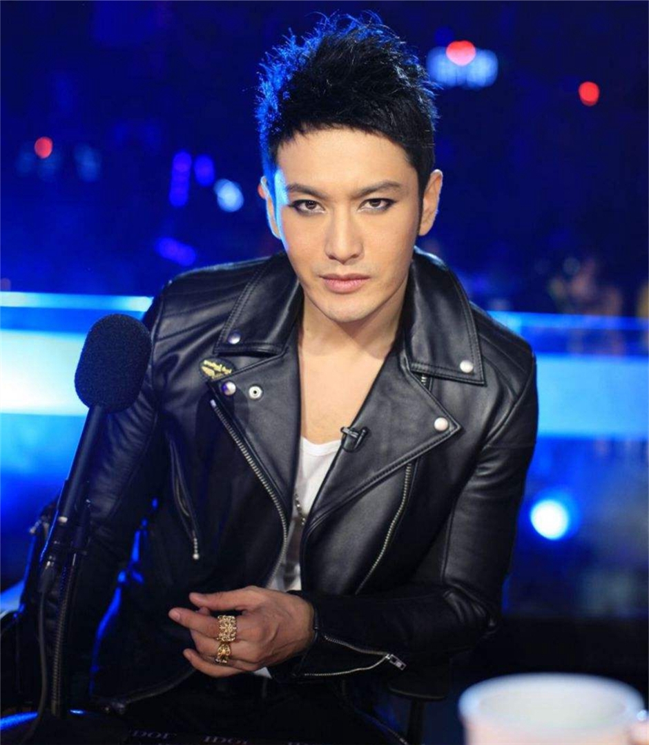 男星的烟熏妆有"毒"!黄晓明酷似"姥姥",胡歌却像"吸血鬼"