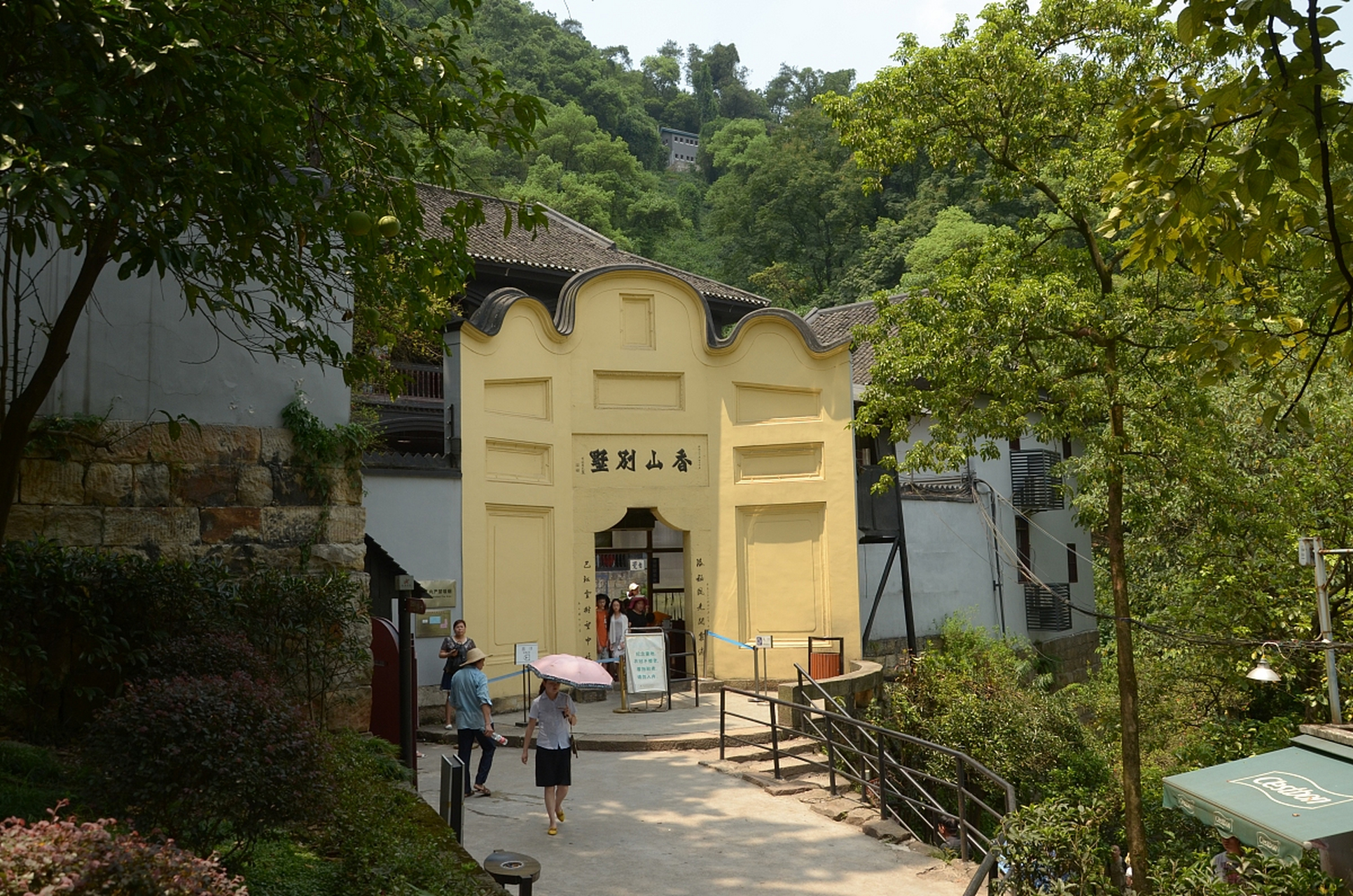 坐落在这片山谷中的是一个古老而神圣的建筑——白公馆,其由来可追溯