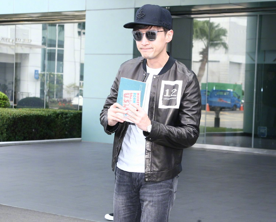 戴墨镜的胡歌态度谦逊,咧开嘴那刻,网友:仿佛看到地主家二傻子