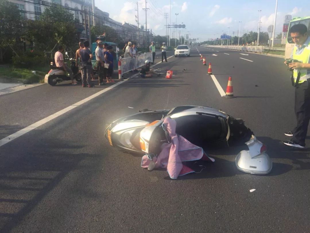 事發姜堰顧高段!37歲女子騎摩托車戴耳機,摔傷後竟然這樣做