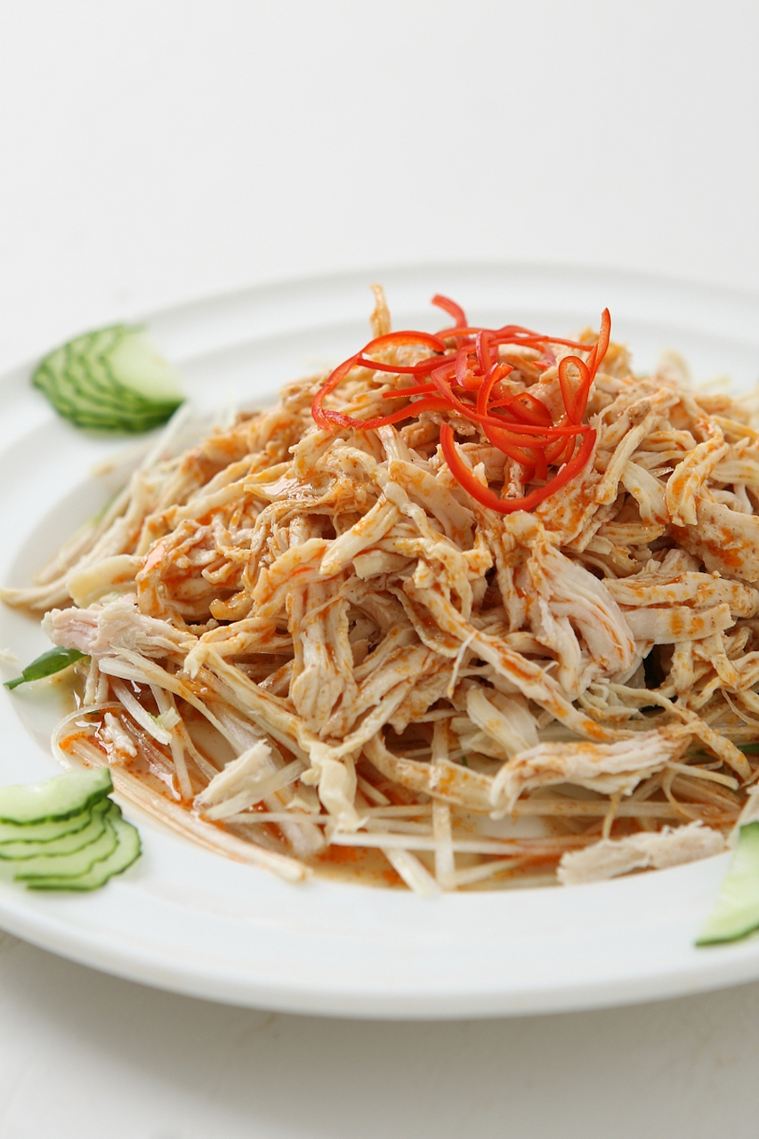 四川棒棒鸡是一道著名的川菜,起源于明清以前四川青神县岷江边的汉阳