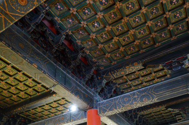 太庙三大殿中只有享殿和寝殿是建在一组石基座上的,这和故宫三大殿是