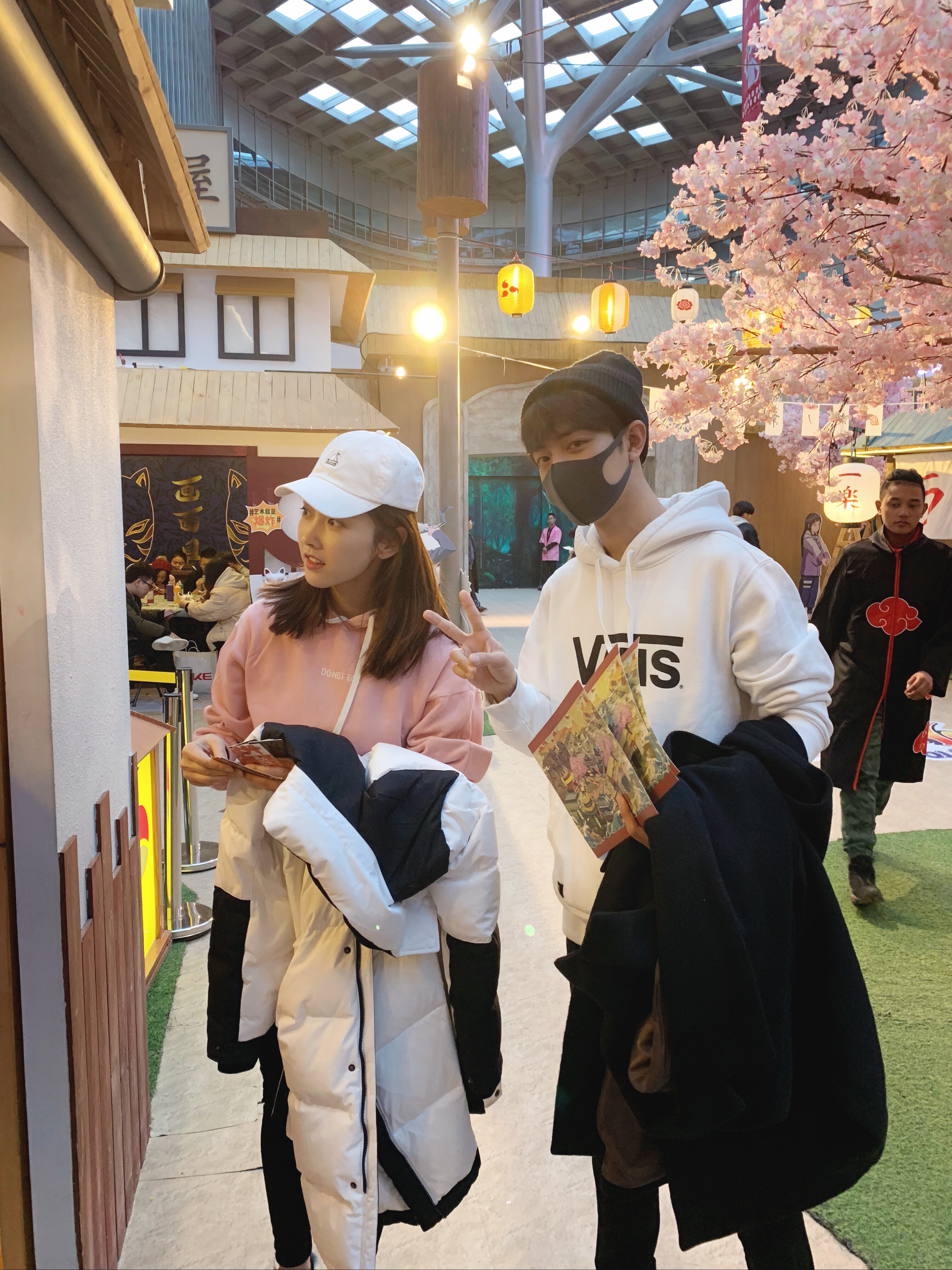 一起逛街一起约饭,一起为你庆生,云梦三姐弟戏里戏外亲如一家