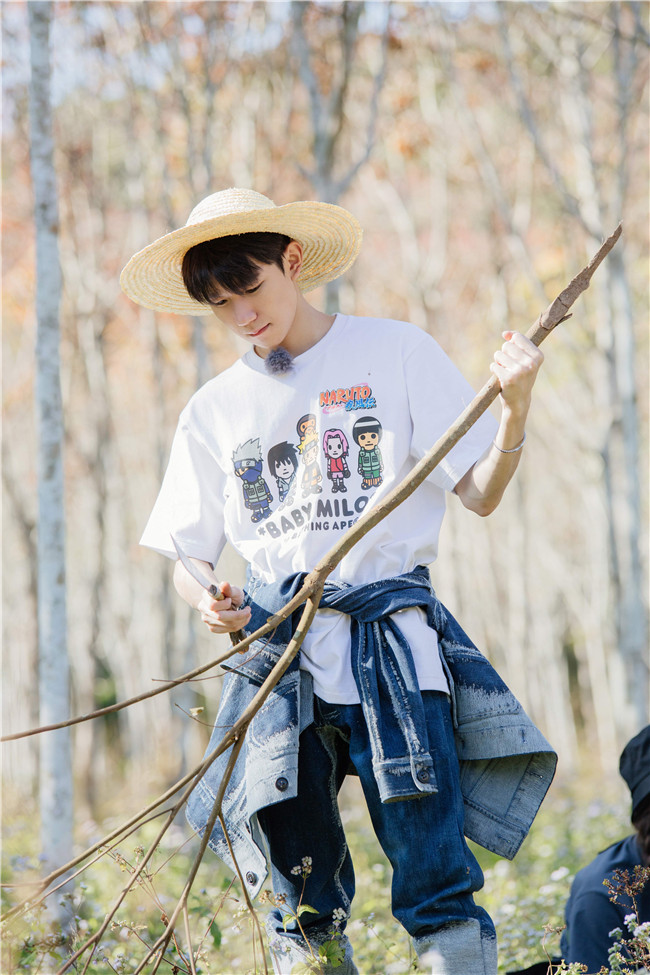《哈哈农夫》王源"放飞自我" 吃棒棒糖玩弹弓童心未泯