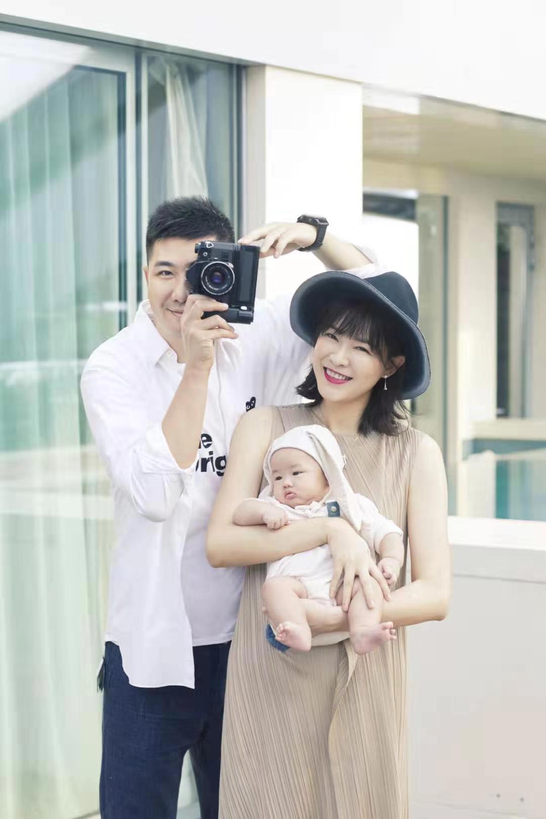 李艾罕见携老公走机场,产后4月麻杆腿惊艳,40岁素颜竟变大眼睛