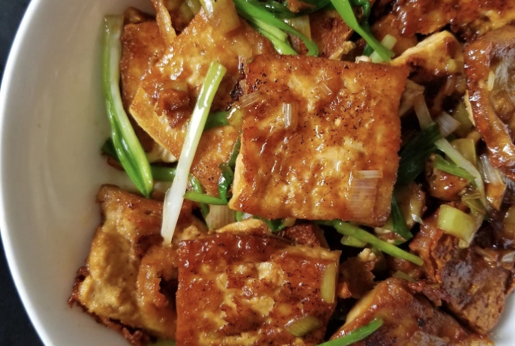 小葱炖豆腐这样做最有灵魂,家里大人小孩都喜欢吃