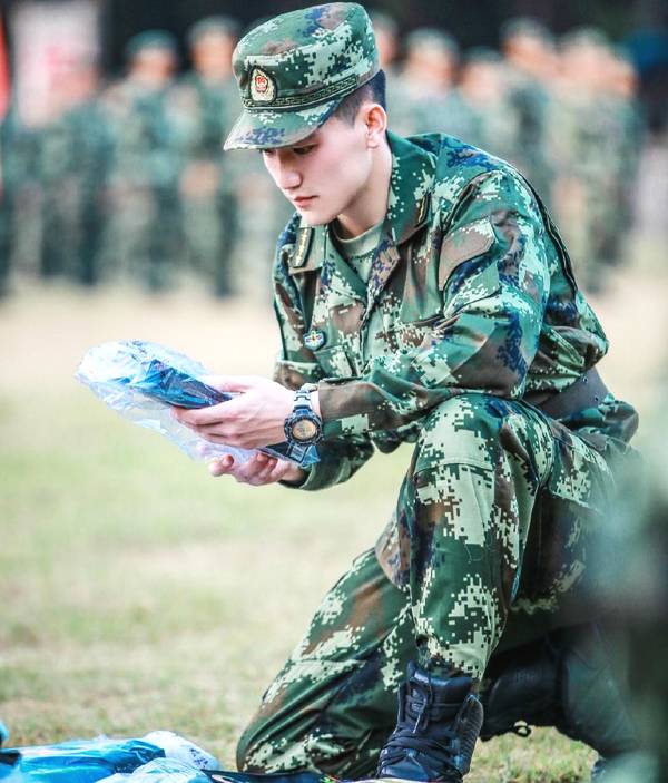 張馨予老公何捷背景曝光,軍人世家,背景霸氣直逼韓雪!