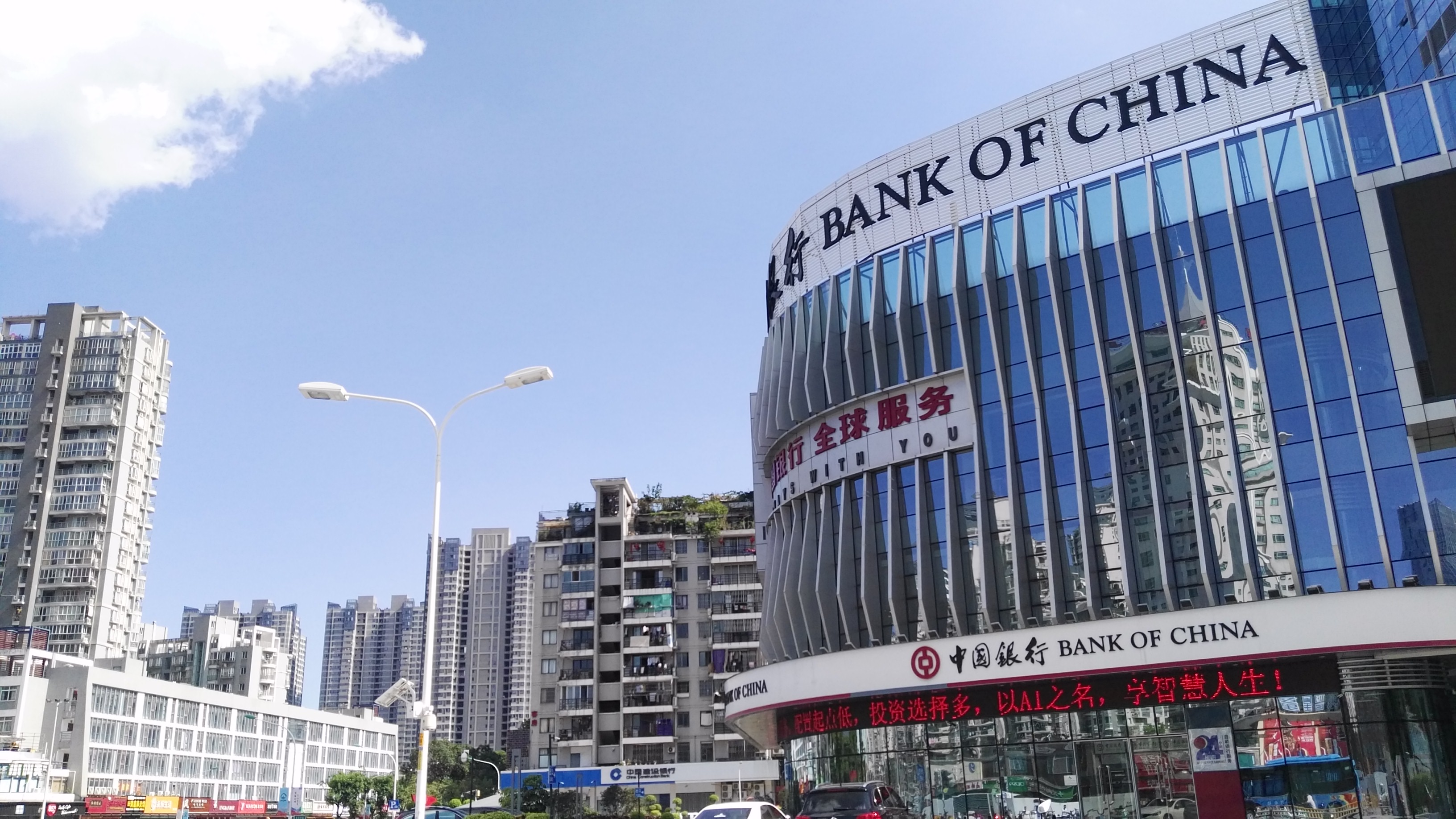 福州市区路上实拍,这是一个现代化且充满生机的城市