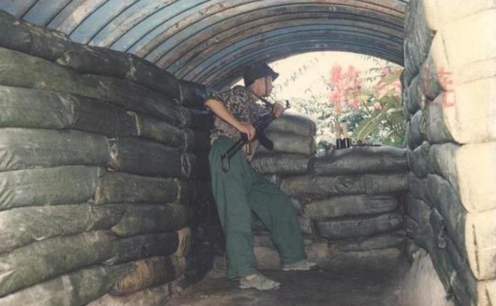 对越自卫反击战,潜伏在丛林中的两名侦察兵,战壕里的解放军战士