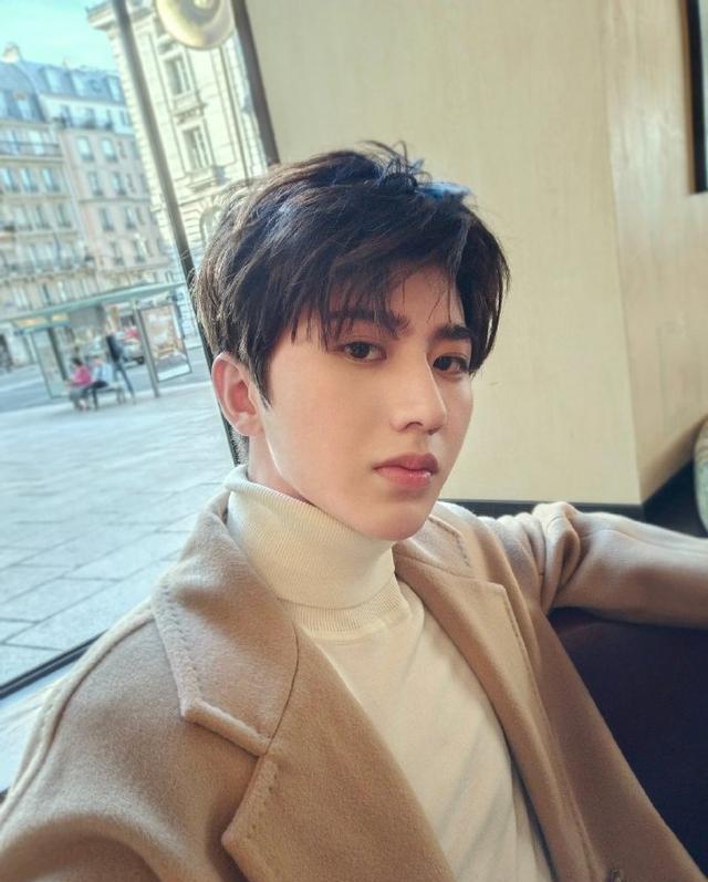 蔡徐坤作为vivo品牌代言人,让时尚与科技相结合的x23,别具一格