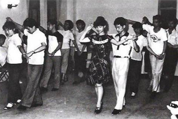 你见过80年代的舞厅吗?舞女穿着性感,男子跳舞姿势好妖娆!