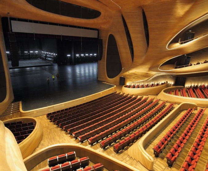 设计人员在剧场内的声学装饰部分花了大工夫,表演人
