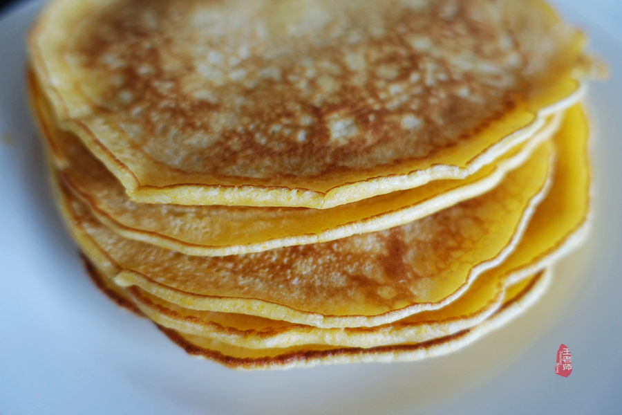 玉米面薄饼,简单好做,色泽金黄,奶香味浓,早餐首选