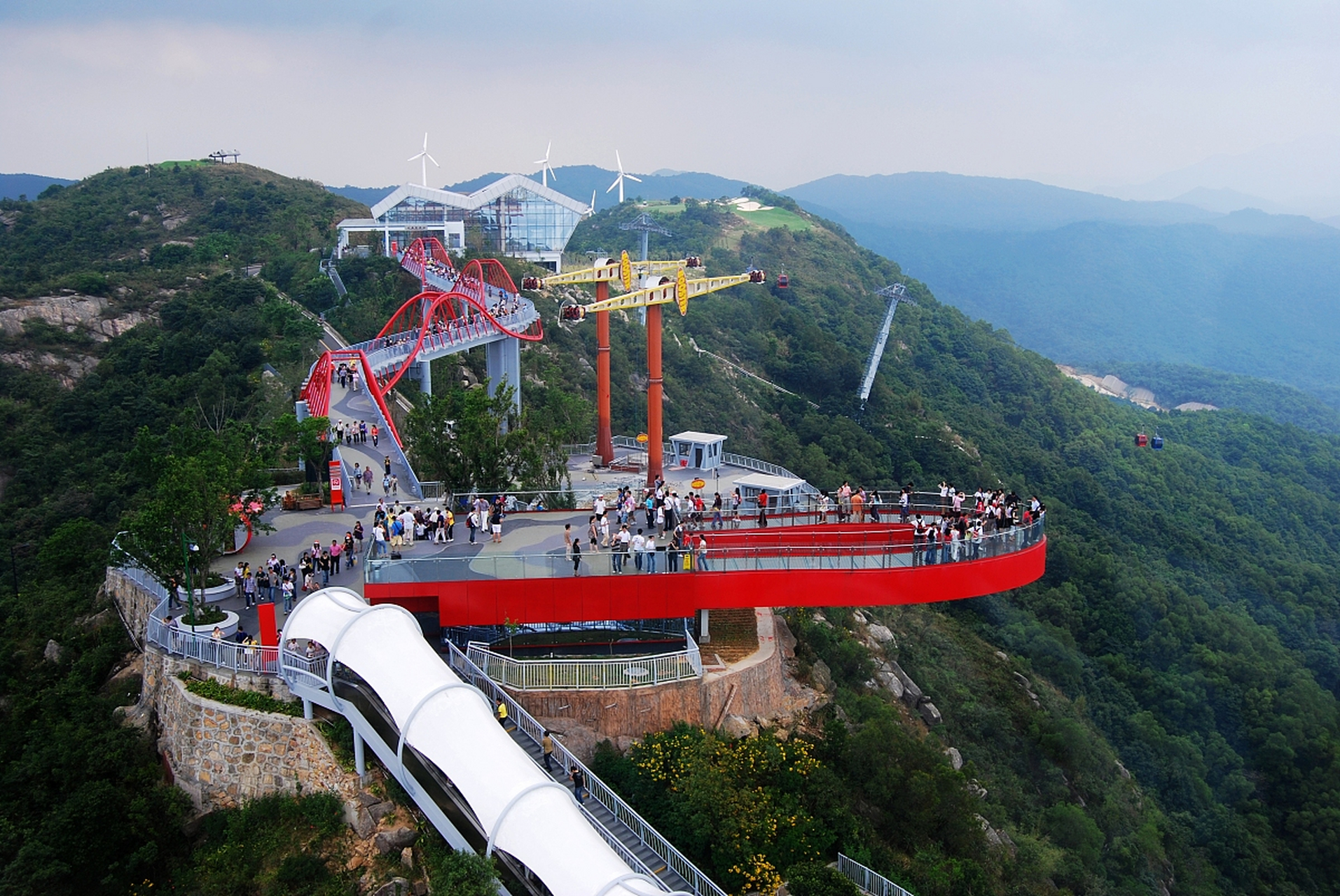 深圳东部华侨城大峡谷是一个集自然风光,人文景观,科技娱乐于一体的