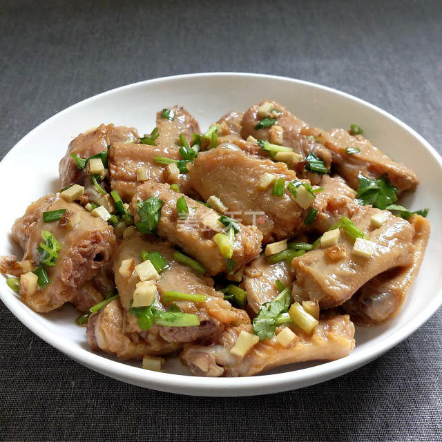 沙姜凉拌鸭翅,味道鲜美,好吃到吮手指