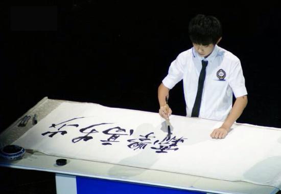 娱乐圈新超级学霸诞生:易烊千玺联考成绩全省第6,粉丝:你最行
