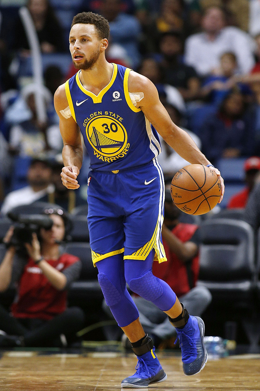 斯蒂芬库里是一位技术全面,攻防俱佳的篮球运动员.